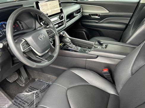 Used 2025 Toyota Grand Highlander XLE image 12