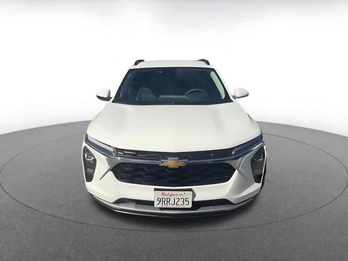 Used 2025 Chevrolet Trax LT image 3