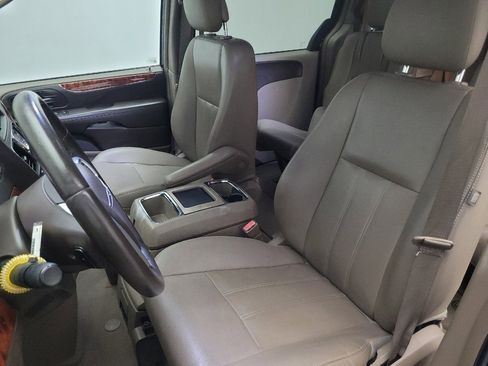 Used 2016 Chrysler Town & Country Touring image 17