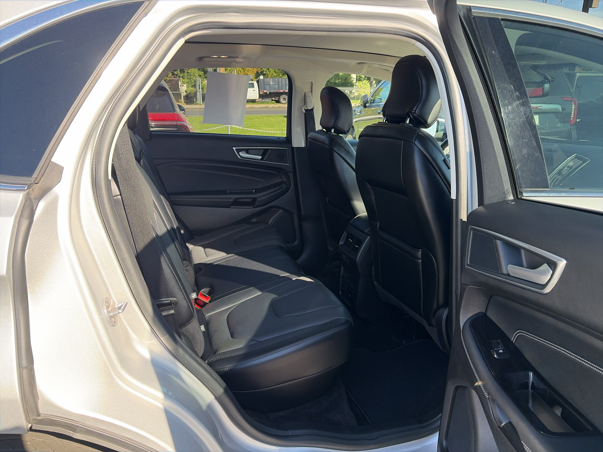 Used 2018 Ford Edge Titanium w/ Equipment Group 301A AWD/4WD image 16