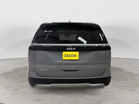 Used 2024 Kia Carnival EX image 4