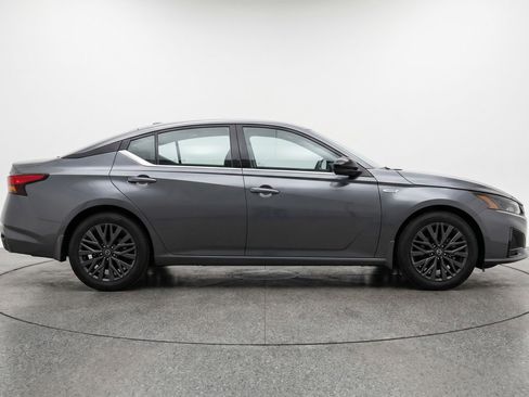 Used 2025 Nissan Altima 2.5 SV FWD image 11