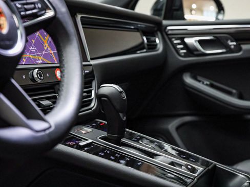Certified 2026 Porsche Macan AWD/4WD image 28