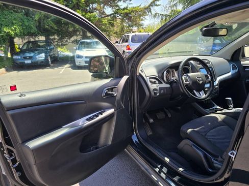 Used 2019 Dodge Journey SE FWD image 7