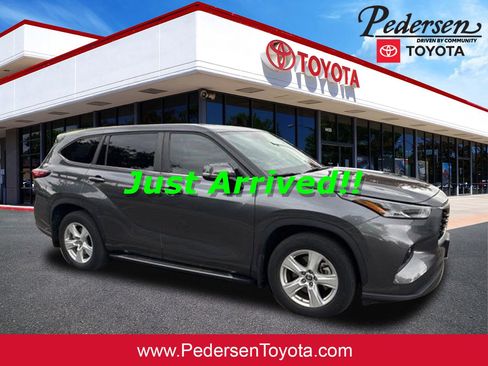 Used 2023 Toyota Highlander LE AWD/4WD image 1
