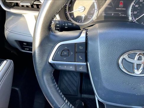 Used 2022 Toyota Highlander XLE AWD/4WD image 16