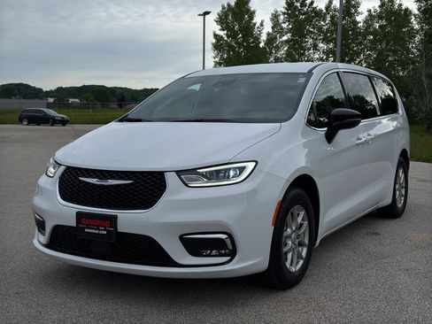 New 2026 Chrysler Pacifica Select FWD image 2