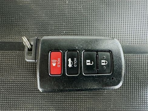 Used 2014 Toyota Avalon Limited image 40