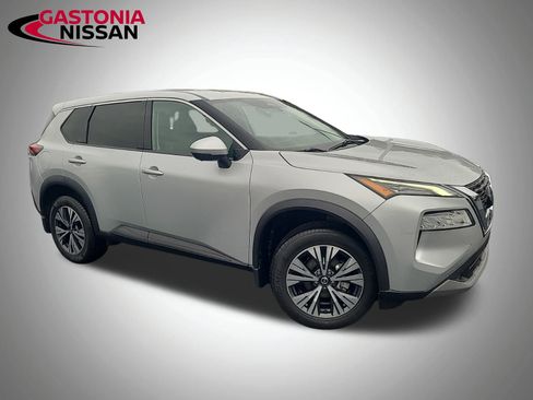 Used 2021 Nissan Rogue SV image 2