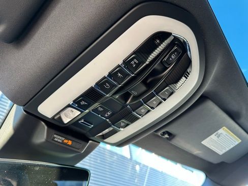 Used 2026 Porsche Macan AWD/4WD image 33