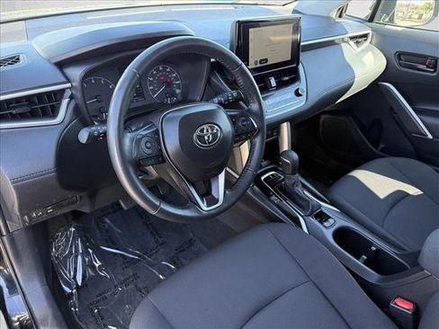 Used 2025 Toyota Corolla Cross LE image 12