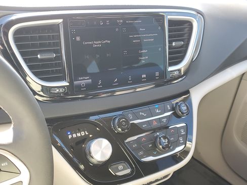 Used 2024 Chrysler Pacifica Touring-L image 26