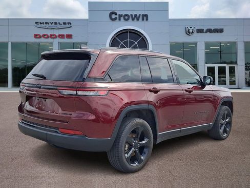 Used 2025 Jeep Grand Cherokee Limited w/ Black Appearance Package image 6