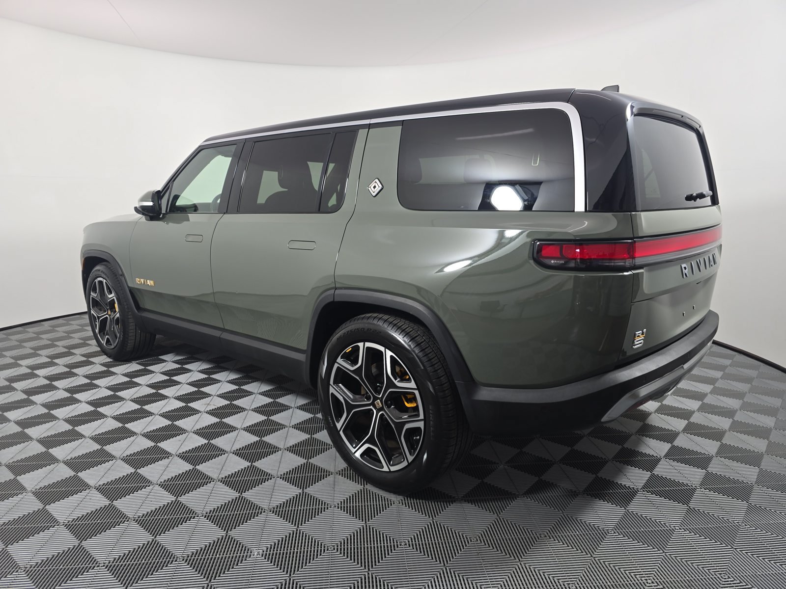 Used 2023 Rivian R1S Launch Edition Quad AWD/4WD image 3