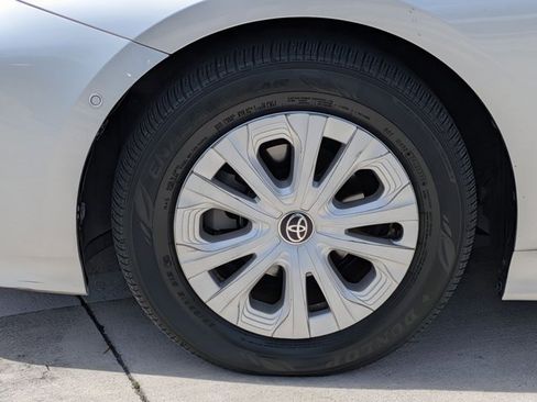 Used 2022 Toyota Prius LE image 14