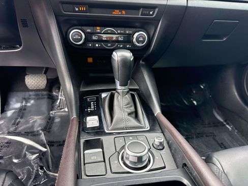 Used 2018 MAZDA MAZDA3 Touring image 30