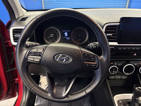 Used 2022 Hyundai Venue Limited FWD image 13