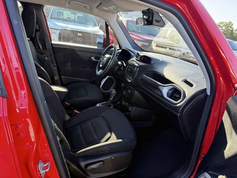 Used 2018 Jeep Renegade Latitude AWD/4WD image 10