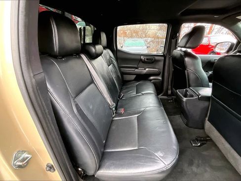 Used 2020 Toyota Tacoma TRD Off-Road image 18