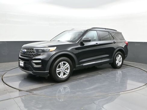 Used 2023 Ford Explorer XLT w/ Equipment Group 202A AWD/4WD image 30