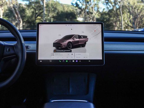 Used 2022 Tesla Model Y Long Range image 13