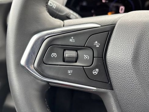 Used 2025 Chevrolet Trax LT w/ Sunroof Package FWD image 19