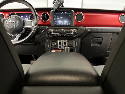 Used 2022 Jeep Wrangler Unlimited Rubicon w/ Cold Weather Group AWD/4WD image 34