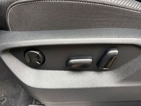 Used 2025 Volkswagen Atlas Cross Sport SE image 23