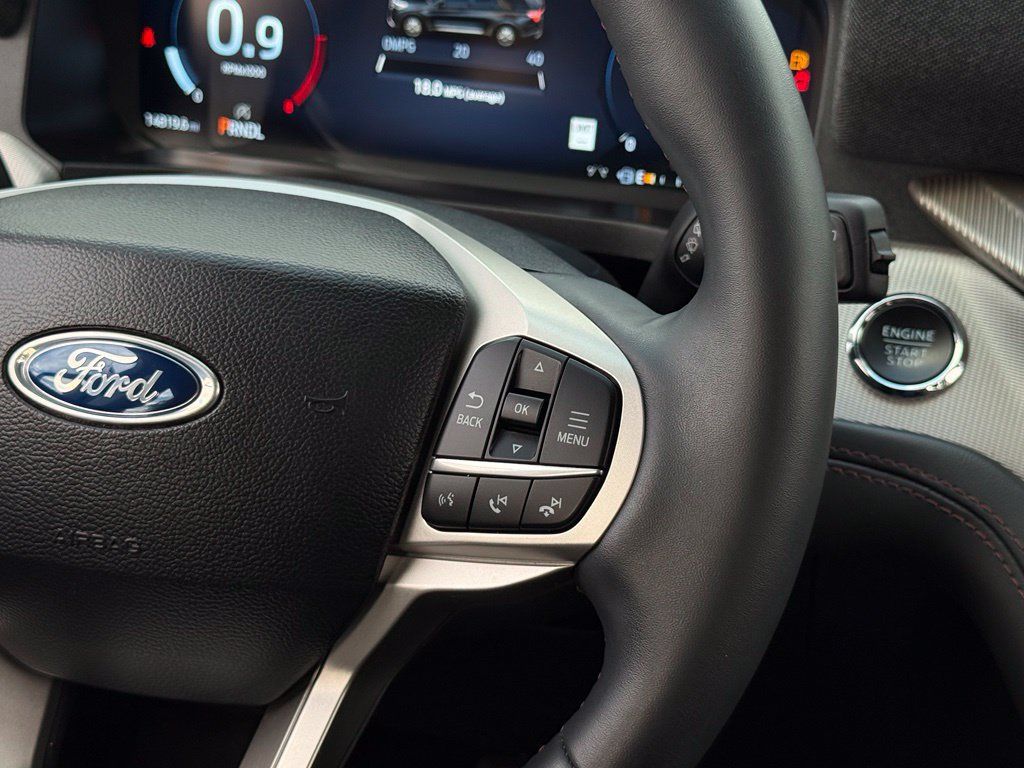 Certified 2025 Ford Explorer Active AWD/4WD image 9