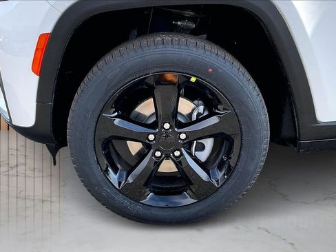 New 2026 Jeep Grand Cherokee Limited w/ Limited Altitude Package AWD/4WD image 32