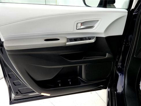 Used 2025 Toyota Sienna XLE image 23