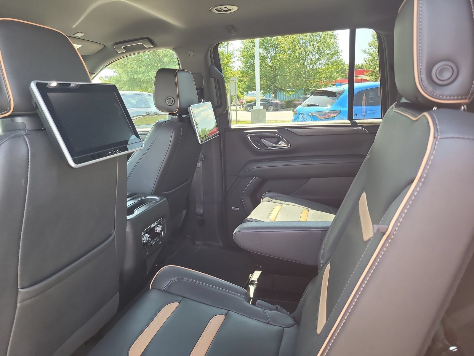 Used 2023 GMC Yukon XL AT4 AWD/4WD image 23