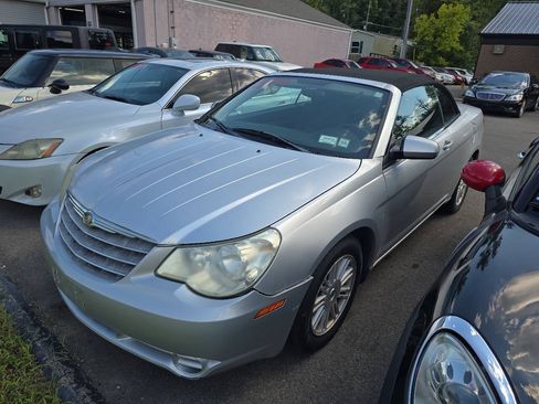 Used 2009 Chrysler Sebring Touring FWD image 2