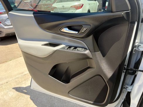Used 2018 Chevrolet Equinox LS AWD/4WD image 19