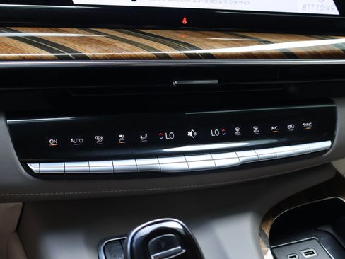 Used 2022 Cadillac Escalade Sport Platinum AWD/4WD image 24