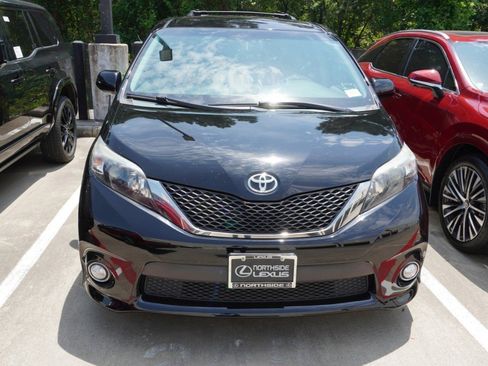 Used 2014 Toyota Sienna SE FWD image 2