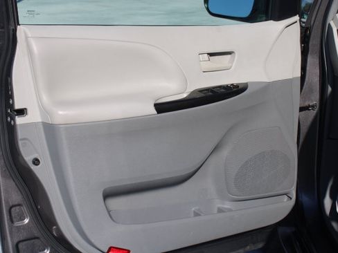 Used 2013 Toyota Sienna LE FWD image 10