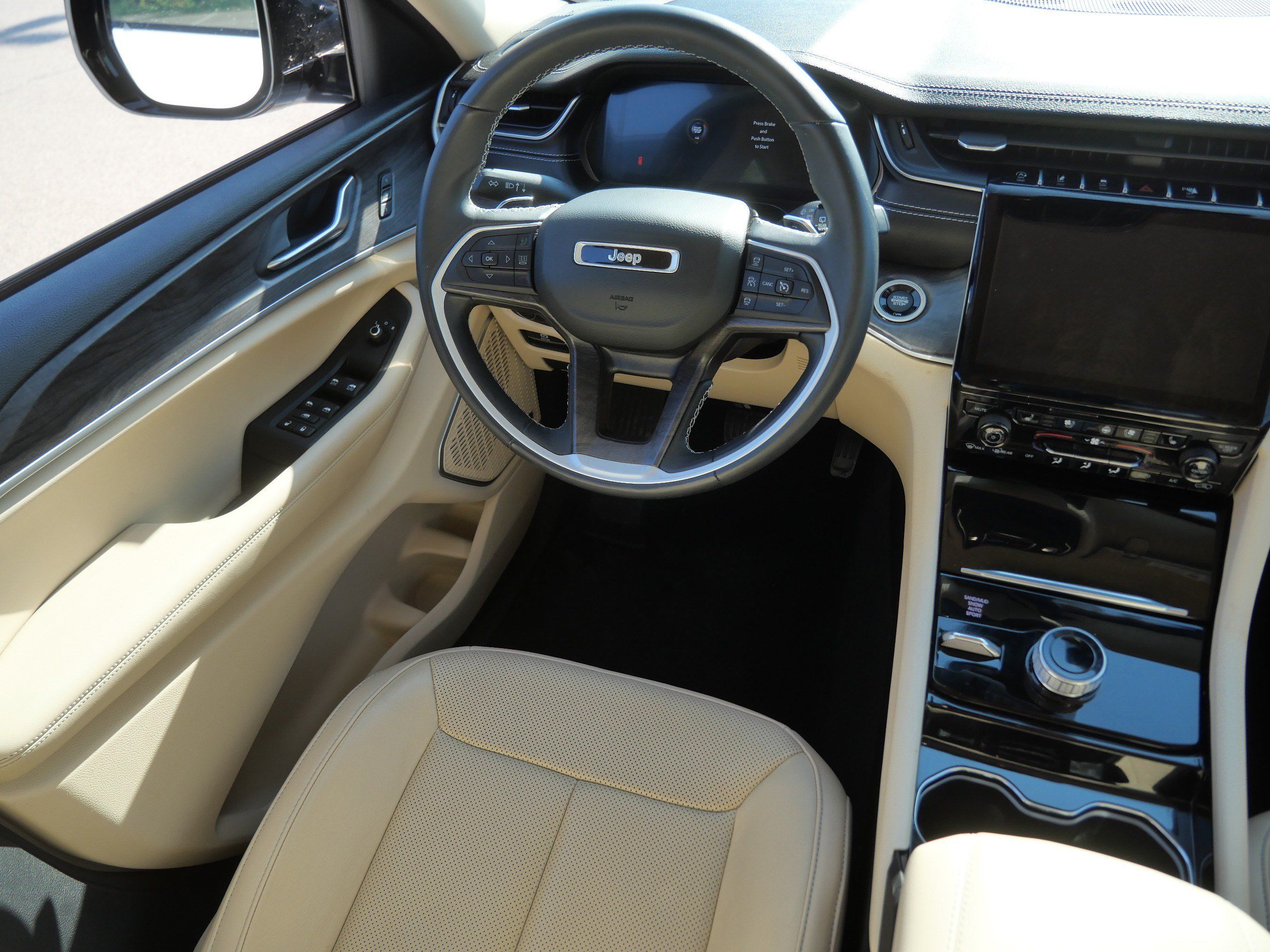 Used 2022 Jeep Grand Cherokee Limited w/ Luxury Tech Group II AWD/4WD image 9
