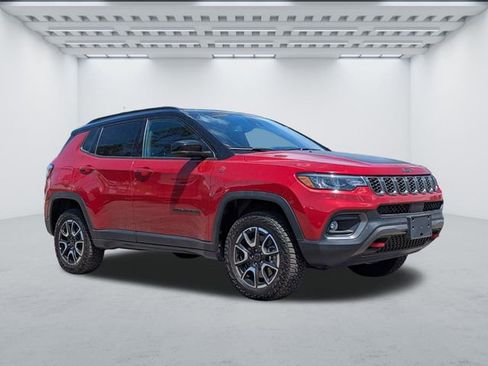 Used 2025 Jeep Compass Trailhawk AWD/4WD image 2