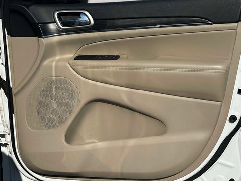 Used 2019 Jeep Grand Cherokee Limited image 21