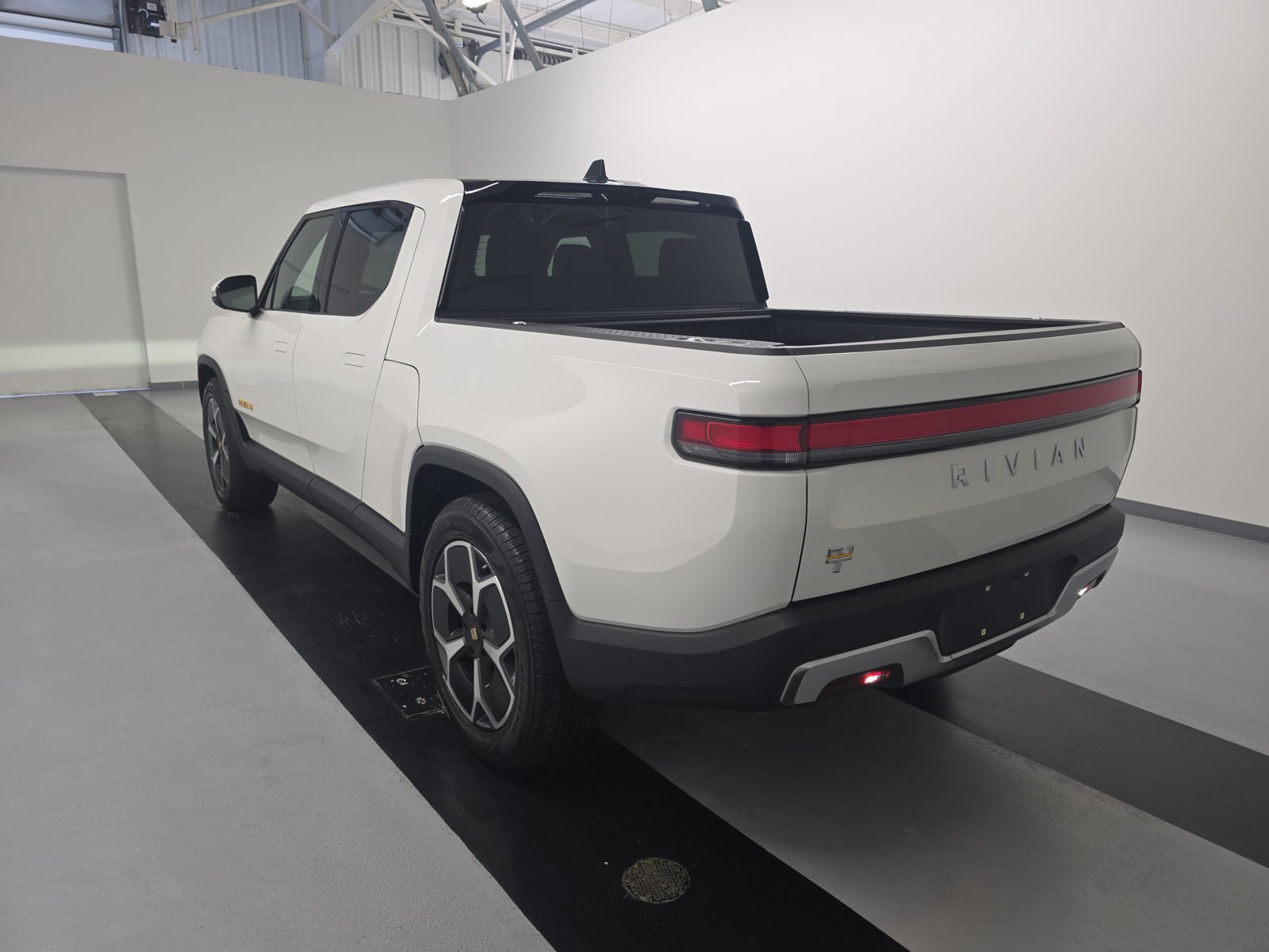 Used 2022 Rivian R1T Adventure AWD/4WD image 3