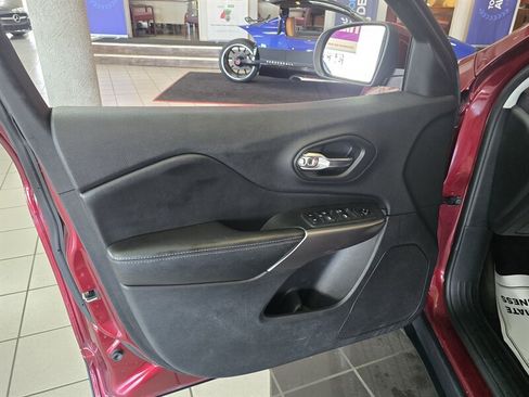 Used 2019 Jeep Cherokee Latitude w/ Cold Weather Group FWD image 7