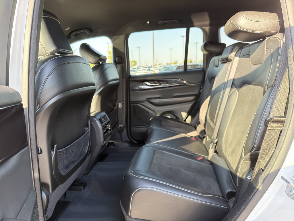 Used 2023 Jeep Grand Cherokee Altitude AWD/4WD image 13