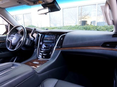 Used 2020 Cadillac Escalade Luxury image 7