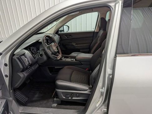 Used 2025 Nissan Pathfinder SV image 15