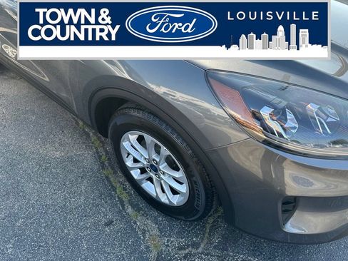Used 2022 Ford Escape SE w/ Cold Weather Package FWD image 2
