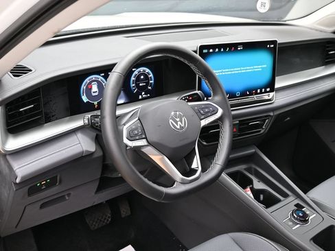 Used 2025 Volkswagen Tiguan SE w/ Panoramic Sunroof Package AWD/4WD image 14