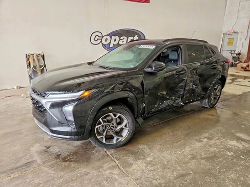 Used 2025 Chevrolet Trax LT FWD image 2