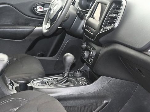 Used 2020 Jeep Cherokee Latitude AWD/4WD image 11