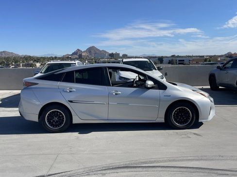 Used 2017 Toyota Prius Four image 3